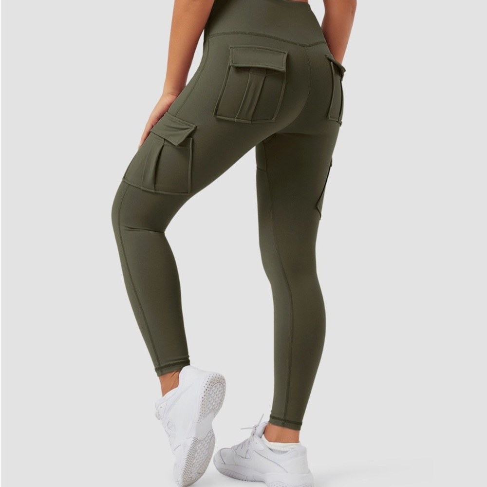 NWOT Halara high waisted cargo paints